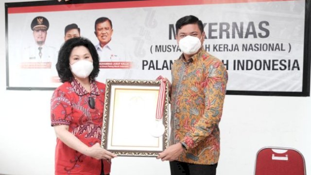 Kumpulkan 1.182 Kantong Darah Dalam Sehari, Ketua PMI Sulsel Terima Penghargaan LEPRID