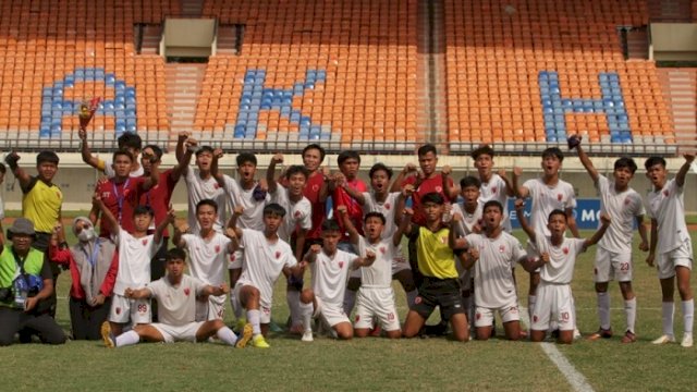 Para pemain PSM merayakan kemenangannya setelah menjadi juara Mola Elite Pro Academy Liga 1 U-16 2021. (pssi)