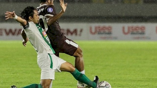 Pertandingan PSM Makassar melawan PSS Sleman di Stadion Manahan Solo, Kamis malam ini (18/11/2021), berlangsung dalam guyuran hujan. Laga berakhir imbang 2-2. (int)