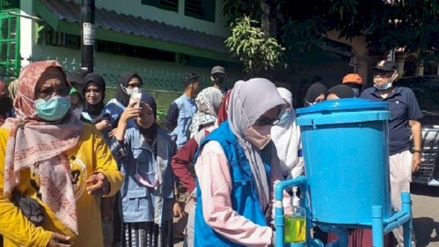 Majdah Serahkan Bantuan Hasil Karya Mahasiswa KKN UIM, dari Masker hingga Penyuling Air Bersih