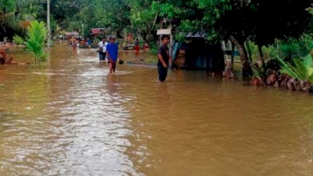 Ilustrasi: Hujan dengan intensitas tinggi mengguyur wilayah Kota Palopo, mengakibatkan puluhan rumah warga terendam banjir, Jumat (5/11/2021). (foto: int)