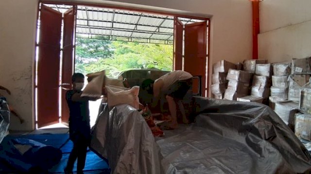 BPBD Sulsel menyalurkan bantuan logistik pada Minggu (21/11/2021), untuk korban banjir di Tana Toraja.