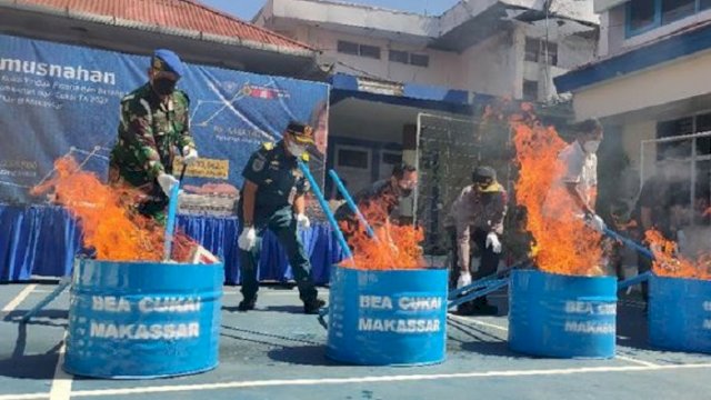 Bea Cukai Makassar memusnahkan barang ilegal. (int)