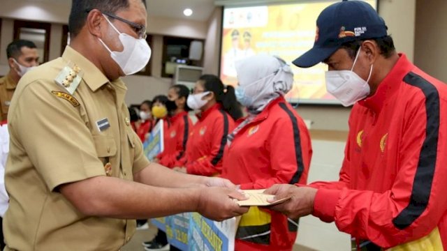 Walikota Makassar Moh Ramdhan "Danny" Pomanto memberikan bonus untuk para Atlet PON XX Papua yang meraih medali, termasuk juga pelatih, asisten pelatih, dan mekanik atlet.