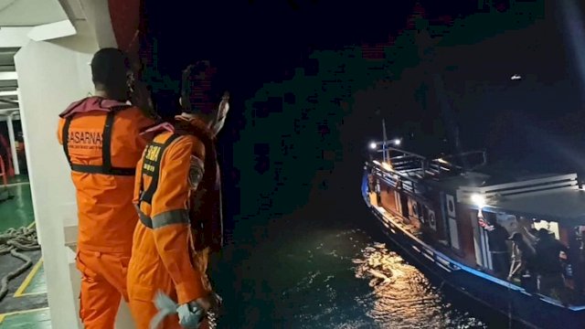 Tim Basarnas Sulsel saat mengevakuasi Kapal New Bira Fishing yang sempat mengalami mati mesin di perairan Selat Tanakeke, Kabupaten Takalar, Minggu (28/11) malam.