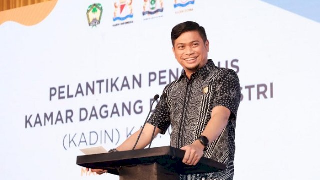 Bupati Gowa Adnan Purichta Ichsan memberikan sambutan pada acara Pelantikan Pengurus KADIN Kabupaten Gowa masa bakti 2021 - 2026 di Gedung Haji Bate, Kamis (18/11) malam.