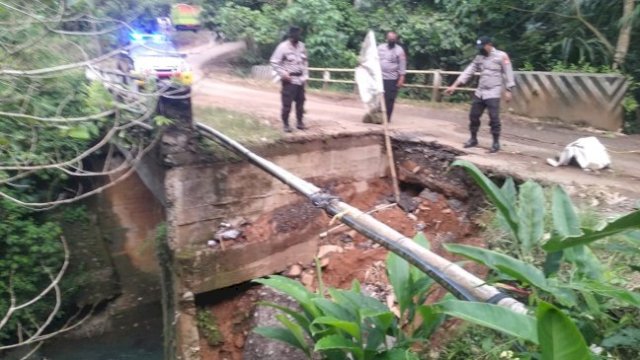 Jembatan Kalu-Kaluku Nyaris Putus, Kapolsek Bungaya Imbau Pengendara Berhati-hati