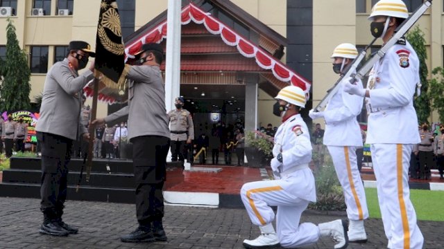Upacara serah terima jabatan Kapolda Sulsel atau penyerahan Pataka Pallawa Lipu dari pejabat sebelumnya, Irjen Pol Merdisyam ke Irjen Pol Nana Sudjana.