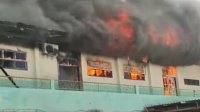 Kebakaran di Area STIE Amkop Makassar Hanguskan Tiga Ruangan, Damkar Kerahkan 4 Armada