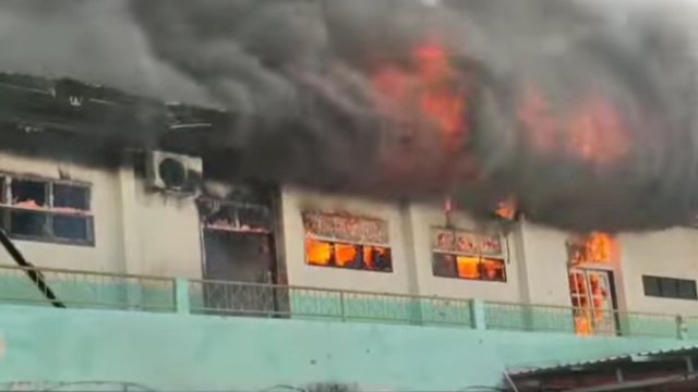 Kebakaran di Area STIE Amkop Makassar Hanguskan Tiga Ruangan, Damkar Kerahkan 4 Armada