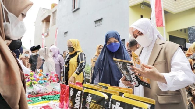 Ketua Tim Penggerak PKK Kota Makassar, Indira Jusuf Ismail, melakukan kunjungan ke ORW 17 Kelurahan Minasa Upa, Kecamatan Rappocini, Kota Makassar.