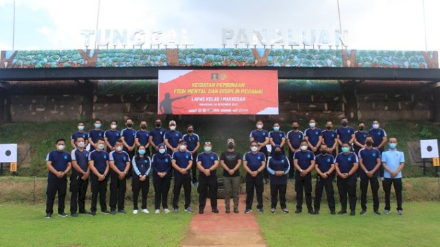 Petugas Lapas Makassar Latihan Menembak