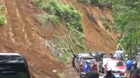 Ratusan Kendaraan Terjebak Longsor di Mamuju