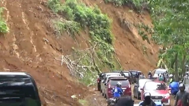 Longsor di jalur lintas barat Mamuju, Sulawesi Barat. (int)
