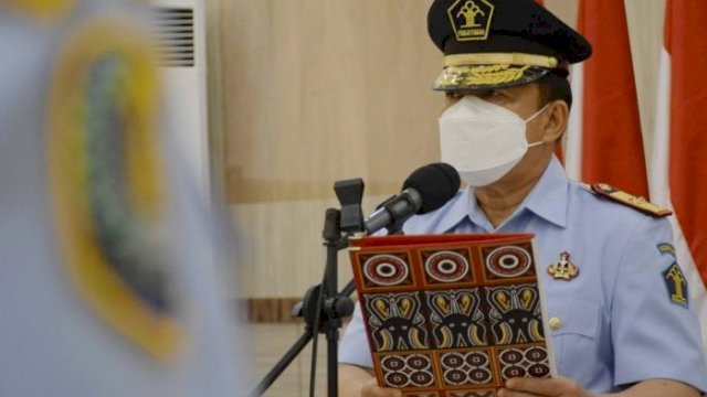 Kakanwil Kemenkumham Sulsel Harun Sulianto melantik 4 pejabat struktural keimigrasian di Aula kanwil setempat, Jumat sore (12/11/2021).