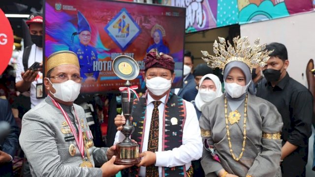 Inisiasi Makan Taripang Minum Kopi, Danny-Fatma Raih Penghargaan