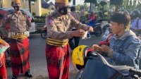 Bagi-bagi Masker di Jalanan saat Hari Jadi Gowa, Satlantas Polres Gowa Pakai Baju Adat