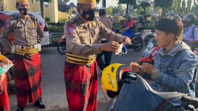 Bagi-bagi Masker di Jalanan saat Hari Jadi Gowa, Satlantas Polres Gowa Pakai Baju Adat
