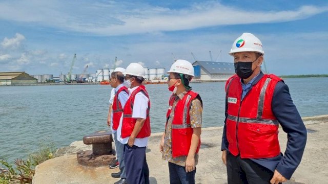 Komisaris PT Pelindo Jasa Maritim meninjau aktivitas di Pelabuhan Belawan, Medan Sumatera Utara (Sumut), Senin (15/11/2021).