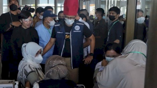 Menteri Pariwisata dan Ekonomi Kreatif (Menparekraf) Sandiaga S Uno meninjau pelaksanaan vaksinasi massal di Nipah Mal, Selasa (23/11/2021). (int)
