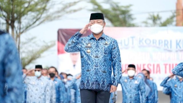 Wakil Bupati Gowa, Abd Rauf Malaganni saat bertindak sebagai inspektur upacara peringatan HUT KORPRI di Lapangan Upacara Kantor Bupati Gowa, Senin (29/11/2021).