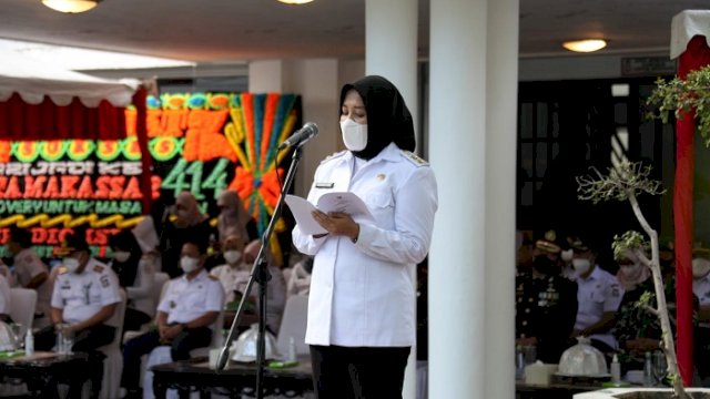 Wakil Walikota Makassar Fatmawati Rusdi bertindak selaku inspektur upacara (irup) Hari Pahlawan di halaman kantor Balaikota Makassar pada Rabu (10/11/2021).