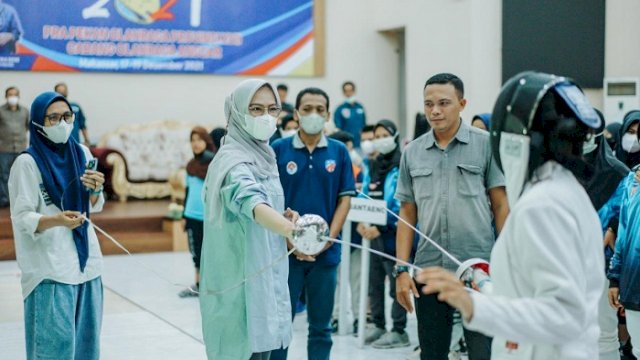 Ketua Umum Ikatan Anggar Seluruh Indonesia (IKASI) Sulawesi Selatan, Drg. A Rachmatika Dewi, saat membuka Pra Porprov XVII cabang anggar, Jumat (17/12/2021).