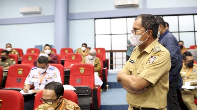 Walikota Makassar Moh Ramdhan &ldquo;Danny&rdquo; Pomanto memantau langsung jalannya uji kompetensi seleksi terbuka jabatan pimpinan tinggi pratama Pemkot Makassar, Senin (6/12/2021).