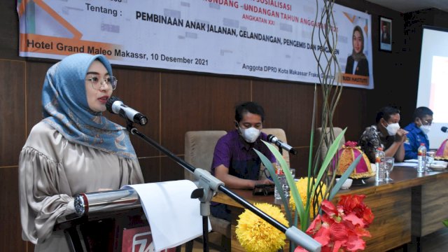 Legislator Gerindra Makassar, Budi Hastuti sosialisasikan Perda Pembinaan Anak Jalanan, Gelandangan Pengemis dan Pengamen, di Hotel Grand Maleo, Jumat (10/12/2021).