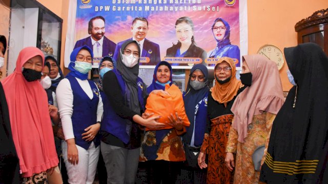 Ketua Garnita Malahayati Sulsel, Andi Rachmatika Dewi menyerahkan secara simbolis paket sembako kepada warga Lanjut Usia (Lansia), di Kecamatan Tamalate, Kamis (23/12/2021).