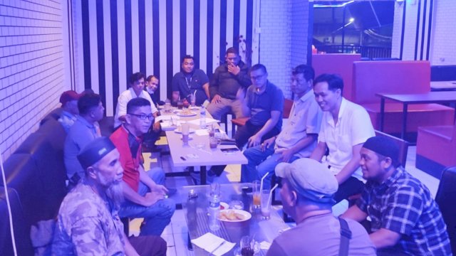 Pejabat Direksi Perseroda RPH Niaga Kota Makassar Syafrullah bersama tim melakukan pertemuan dengan agen se-Kota Makassar, Rabu (15/12/2021) malam. 
