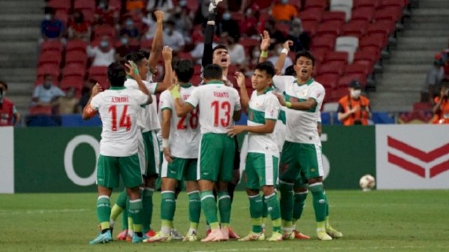 Para pemain Indonesia saat merayakan gol ke gawang Singapura, Rabu malam (22/12/2021). Laga ini berakhir imbang 1-1. (PSSI)