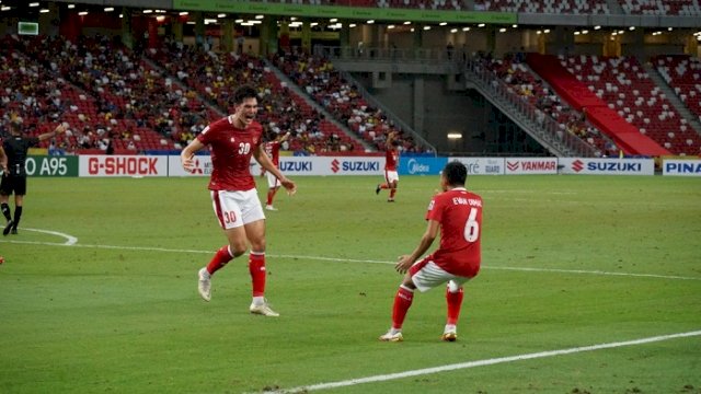 Para pemain Timnas Indonesia merayakan gol ke gawang Malaysia. Indonesia unggul 4-1 dalam laga terakhir Grup B Piala AFF Suzuki 2020 di Stadion Nasional, Singapura, Minggu malam (19/12/2021). (PSSI)