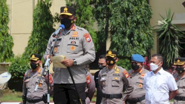 Kapolda Sulsel Irjen Pol. Nana Sudjana melepas personel Satbrimob Polda Sulsel ke Selayar untuk membantu masyarakat korban terdampak gempa bumi. ()