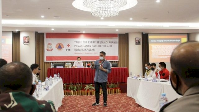 Ketua PMI Kota Makassar Syamsu Rizal Mi saat membuka kegiatan Table Top Exercise (Gladi Ruang) penanganan darurat banjir Kota Makassar, di Arthama Hotel, Selasa (7/12/2021).