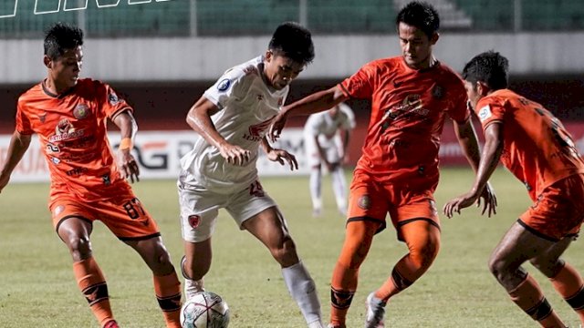 PSM Makassar ditahan imbang tanpa gol saat melawan Persiraja pada laga pekan ke-17 di Stadion Maguwoharjo, Sleman, Yogyakarta, Senin malam (13/12/2021). (twitter/@PSM_Makassar)