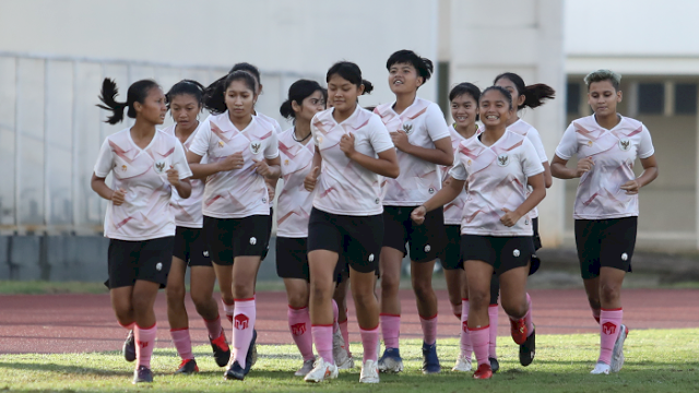 Timnas Wanita menggelar sesi latihan perdana di Stadion Madya, Senayan Jakarta pada Minggu (12/12/2021) pagi. (PSSI)