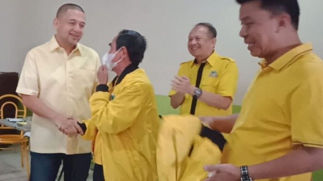 Ketua Golkar Kota Makassar, Munafri Arifuddin, menggelar ngopi bareng bersama pengurus Golkar Kecamatan Tamalanrea, Jumat (31/12/2021). (int)