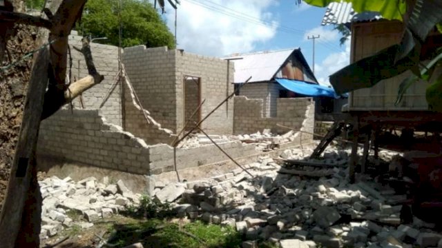 Rumah di Kabupaten Kepulauan Selayar, Sulsel, rusak akibat gempa bumi M 7,4 yang terjadi di NTT. (SAR Selayar/int)
