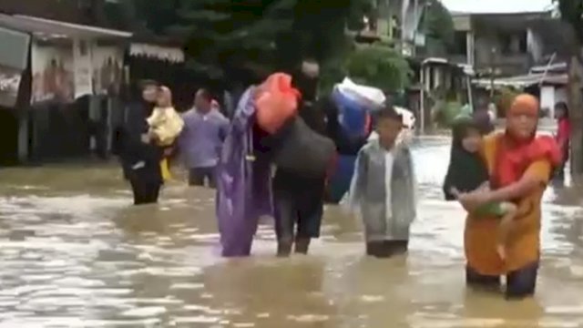 Banjir yang mengguyur sebagian wilayah di Kota Makassar beberapa waktu lalu. Kini banjir telah sudut dan semua pengungsi telah kembali ke rumahnya masing-masing.
