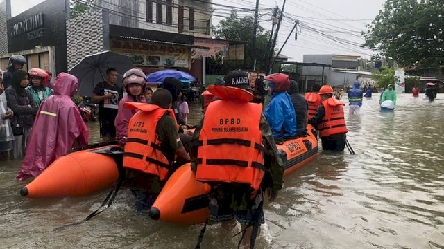 Banjir di Makassar: BPBD Pemprov Evakuasi Warga Sakit Stroke