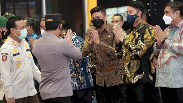 Bupati Gowa Adnan Purichta Ichsan ikut menyambut kedatangan Kapolri Jenderal Polisi Listyo Sigit Prabowo saat kegiatan Gebyar Bagi-bagi Hadiah Sulsel Kebut Vaksin di Gedung Celebes Convention Center Makassar, Jumat (31/12).