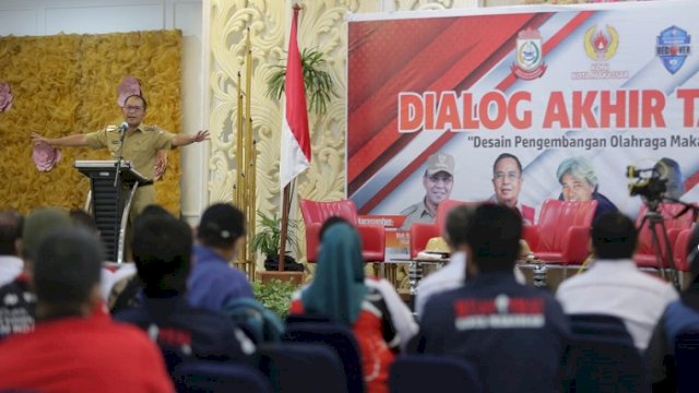 Walikota Makassar Moh. Ramdhan &ldquo;Danny&rdquo; Pomanto saat tampil sebagai keynote speaker pada dialog akhir tahun yang diselenggarakan Komite Olahraga Nasional Indonesia (KONI) Makassar, di Ballroom Graha Pena, Kamis (23/12/2021).