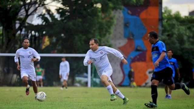 Walikota Makassar, Muhammad Ramdhan "Danny" Pomanto, saat bermain sepak bola. Danny memprediksi Indonesia akan menaklukkan Thailand dengan skor 3-2.