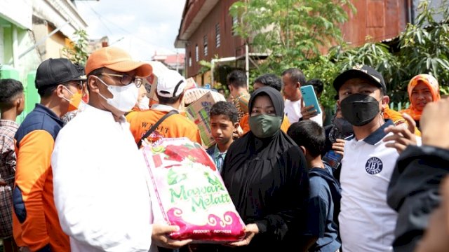 Danny Tinjau Lokasi Korban Puting Beliung di Maccini Parang