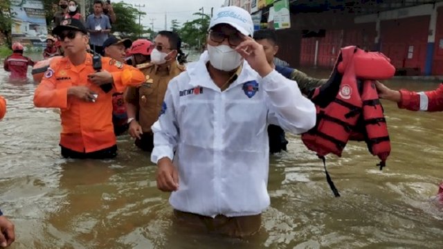 Walikota Makassar Ramadhan 'Danny' Pomanto mengunjungi lokasi banjir di daerah yang dipimpinnya. (int)