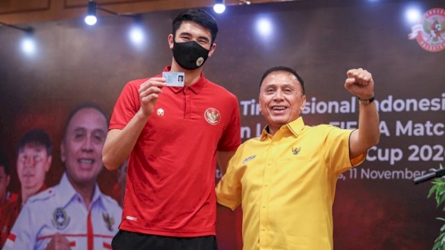 Ketua Umum PSSI, Mochamad Iriawan dan pemain Timnas Indonesia, Elkan Baggott. (PSSI)