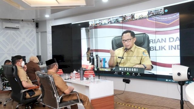 Bupati dan Wakil Bupati Gowa saat mengikuti Rapat Koordinasi Penanganan Covid-19 yang diselenggarakan oleh Kementerian Dalam Negeri secara virtual di Peace Room A'Kio Kantor Bupati Gowa, Senin (27/12/2021).