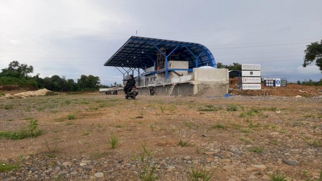Nampak pembangunan jalur kereta api Makassar-Parepare di Desa Marumpa, Kecamatan Marusu, Kabupaten Maros, Kamis (16/12/2021). Di lokasi ini masih ada warga yang menolak ganti rugi lahan. foto: istimewa