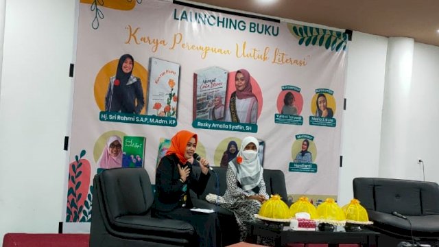 Politisi PKS, Sri Rahmi saat melaunching buku.